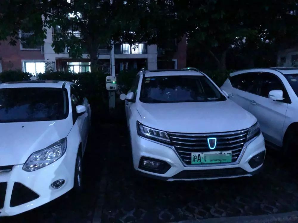 想給車充電得開10公里！如何解決出租車夜間“一樁難求”？