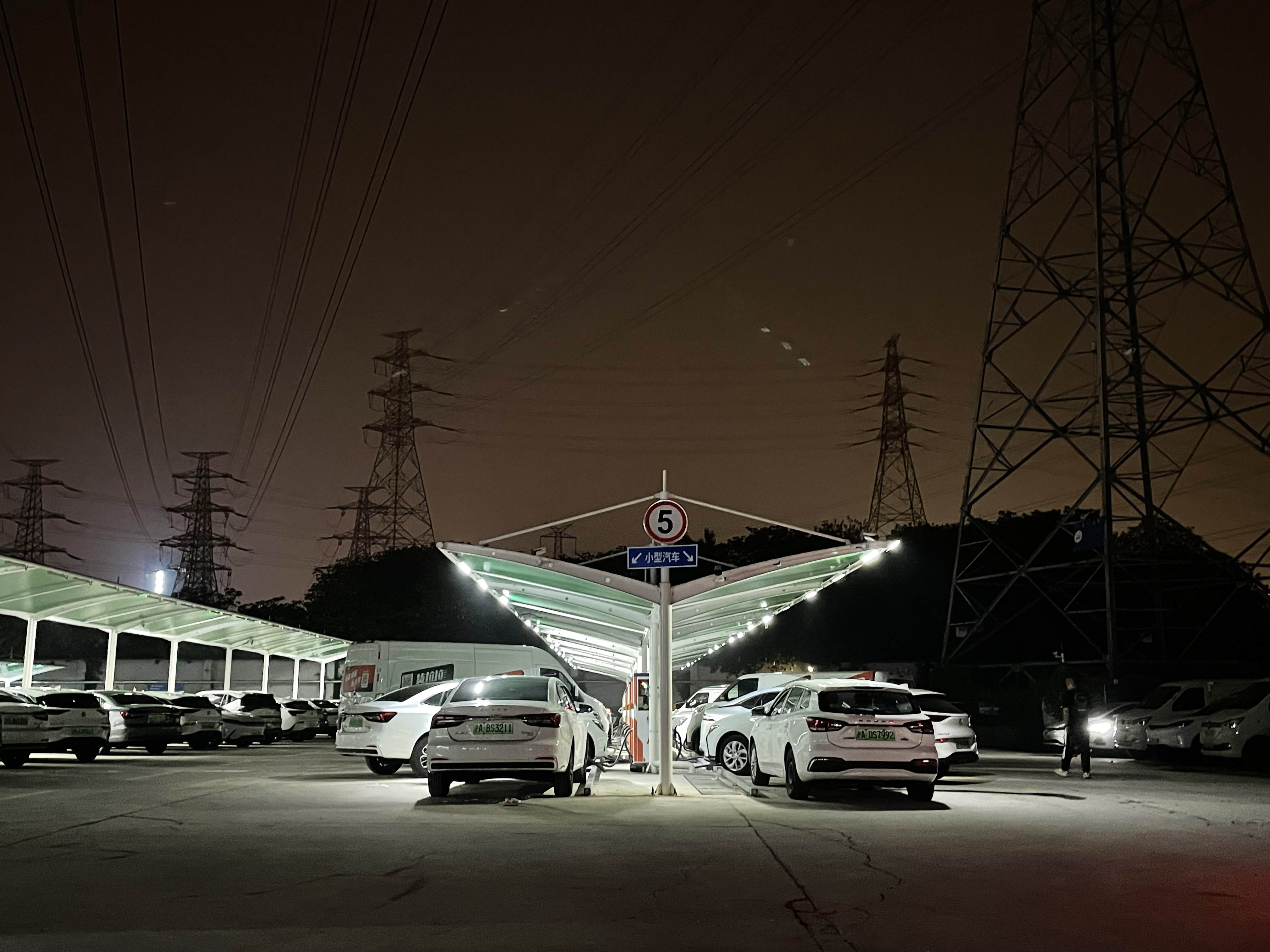 網(wǎng)約車司機(jī)，“卷”在車流里