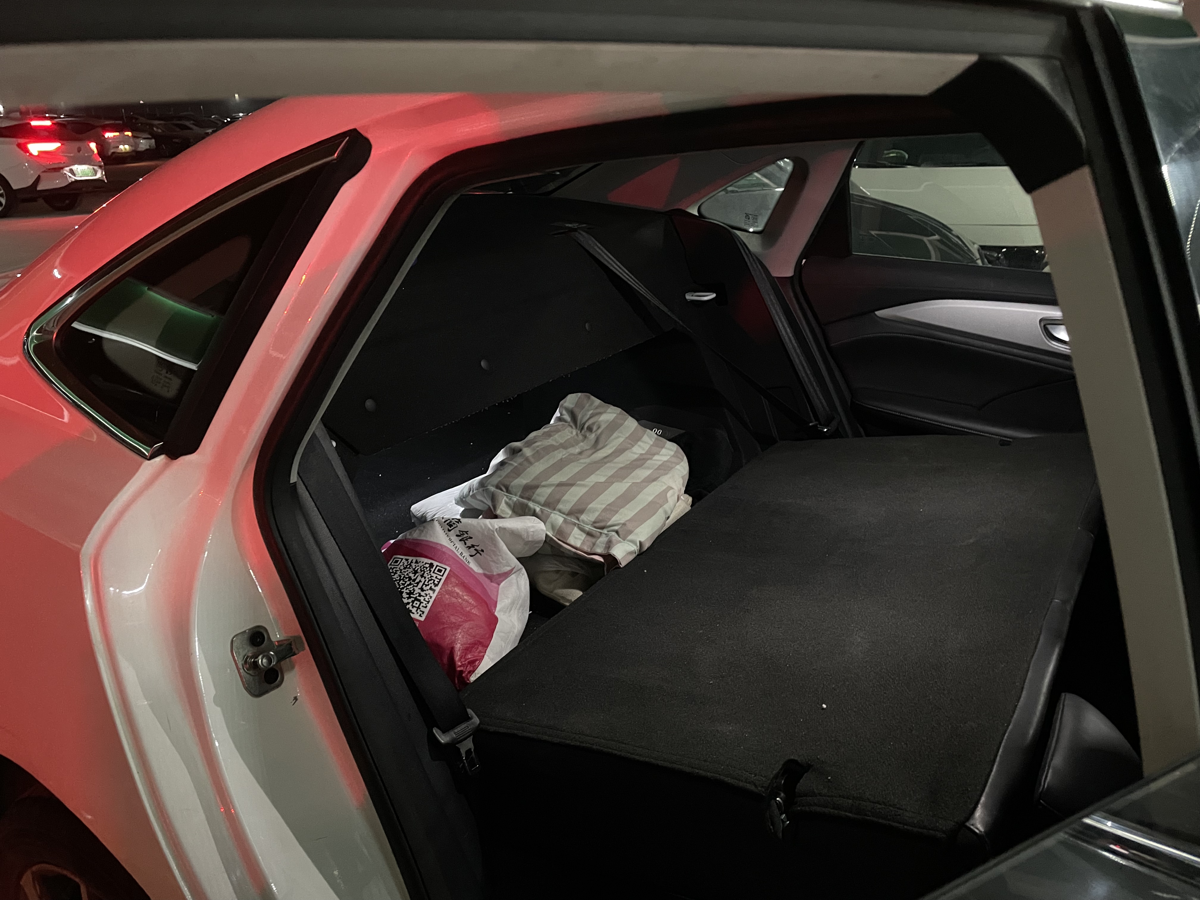 網(wǎng)約車司機(jī)，“卷”在車流里